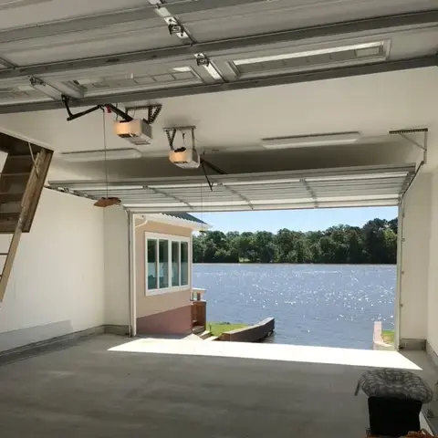 Conroe Lake House Garage